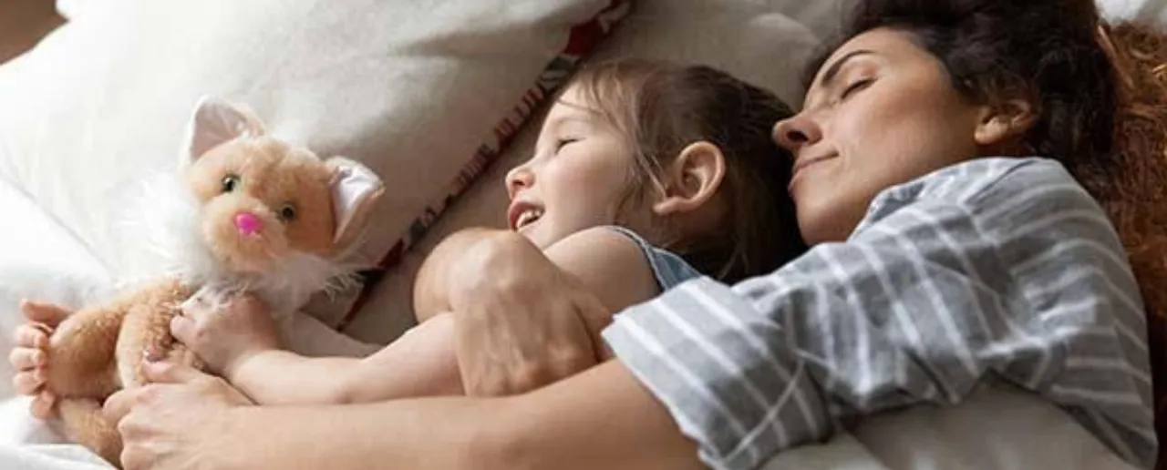 Parents child sleeping 