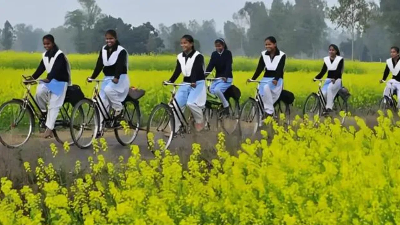 साइकिल चलाकर ग्रामीण लड़कियां कर रही हैं 'मूक क्रांति'