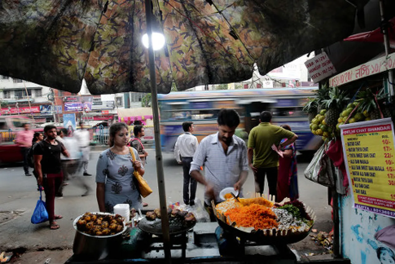 Bengaluru Woman Extorts snacks vendor 