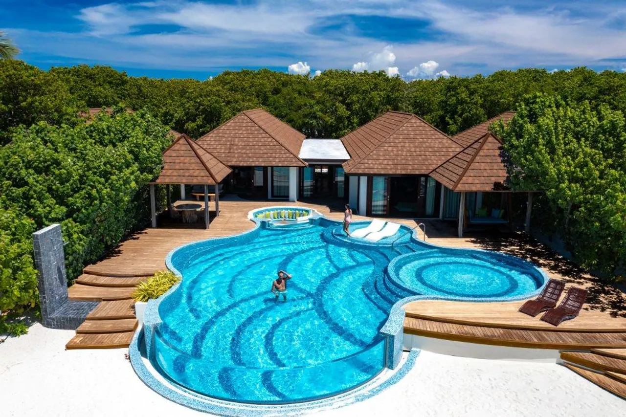 ATMOSPHERE KANIFUSHI MALDIVES - KANIFUSHI RESIDENCE - AERIAL - EXTERIOR VIEW - LIFESTYLE 02 - 09 2023