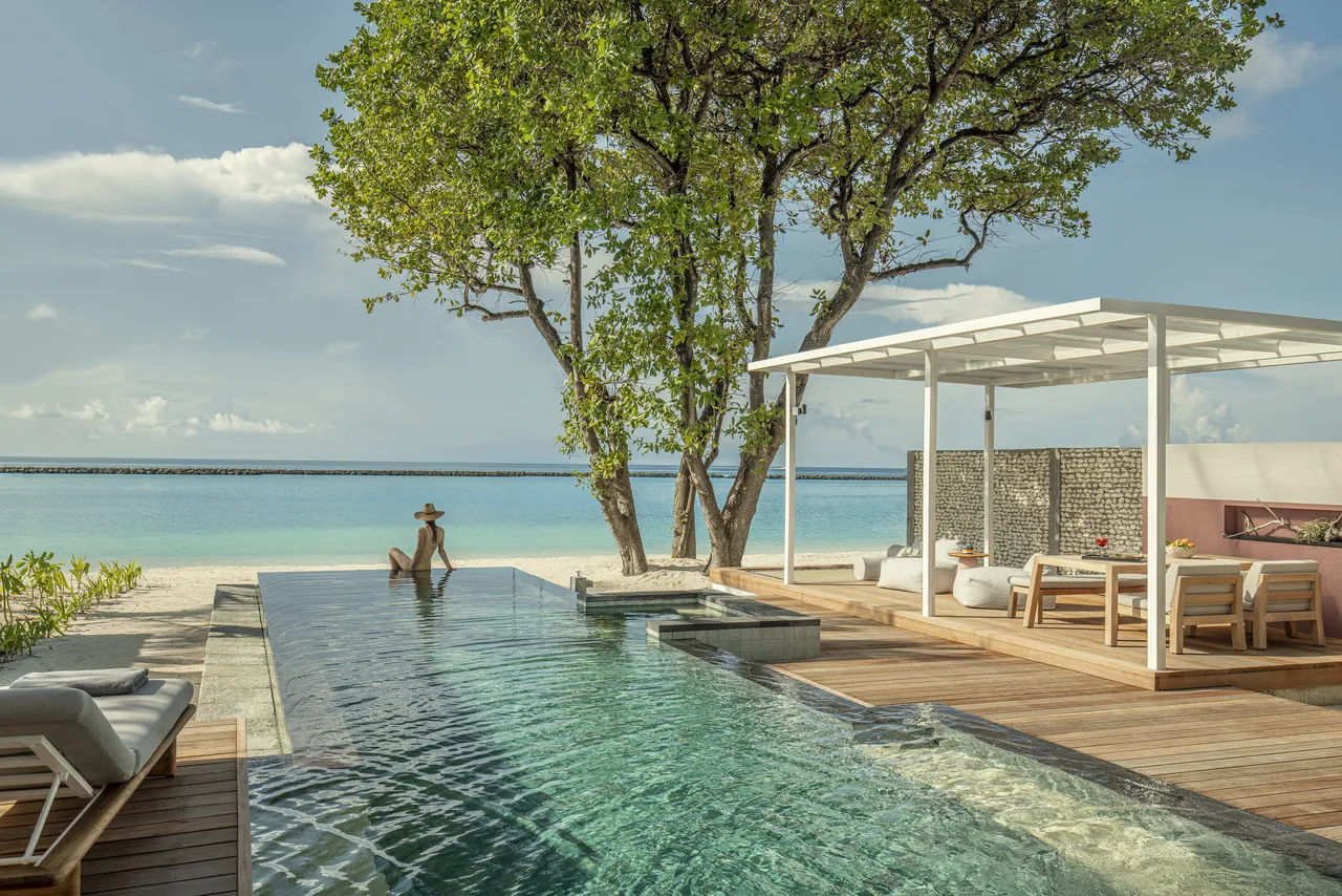Premier Oceanfront Bungalow with Pool Four Seasons Resort Maldives at Landaa Giraavaru