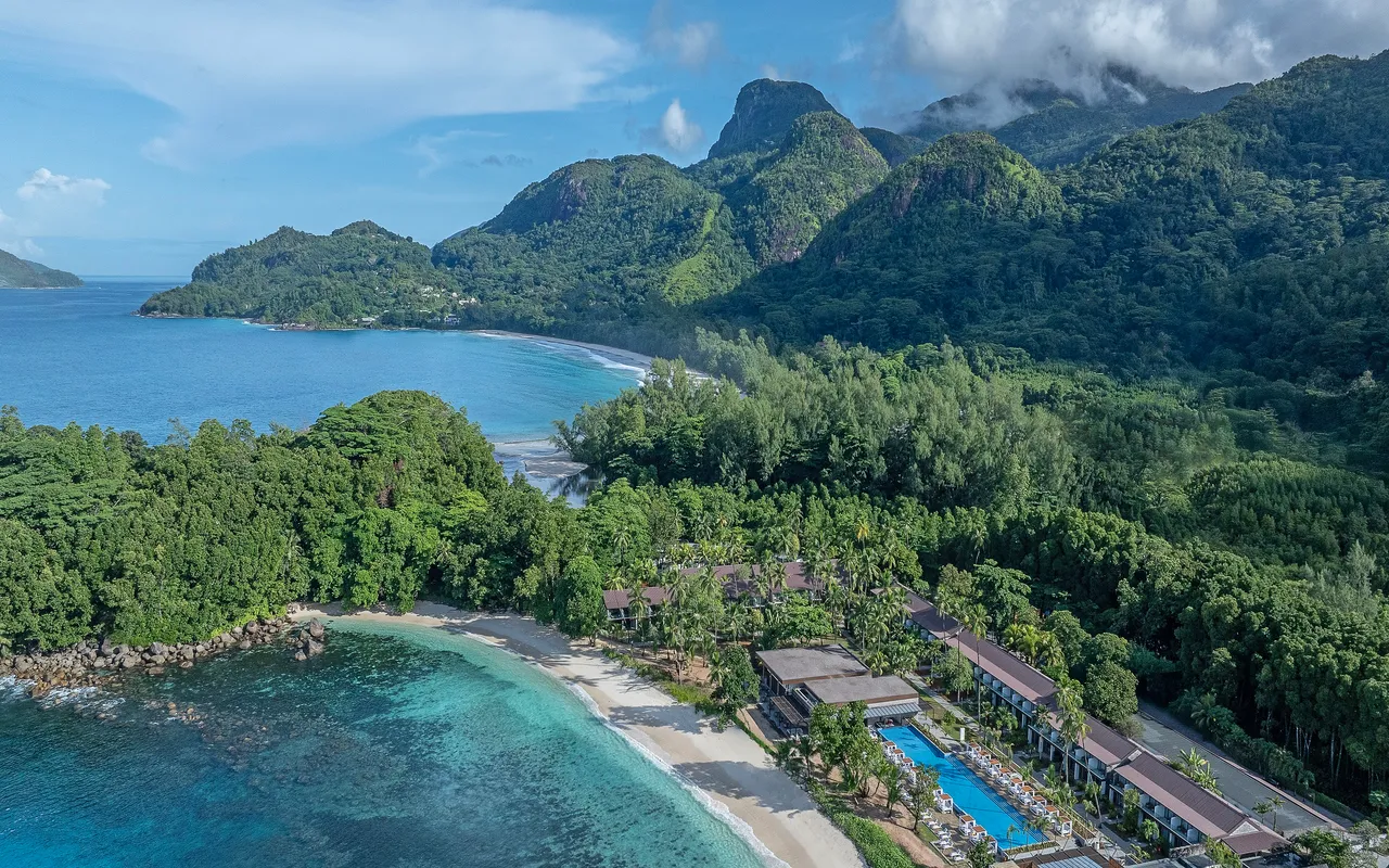 597390-Avani  Barbarons Seychelles ZIL Pool Aerial Bayview-f96c39-original-1750057557 1