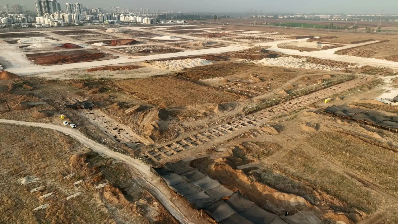 4. The Israel Antiquities Authority excavation near Kiryat Gat. Photo by Emil Aljam, Israel Antiquities Authority