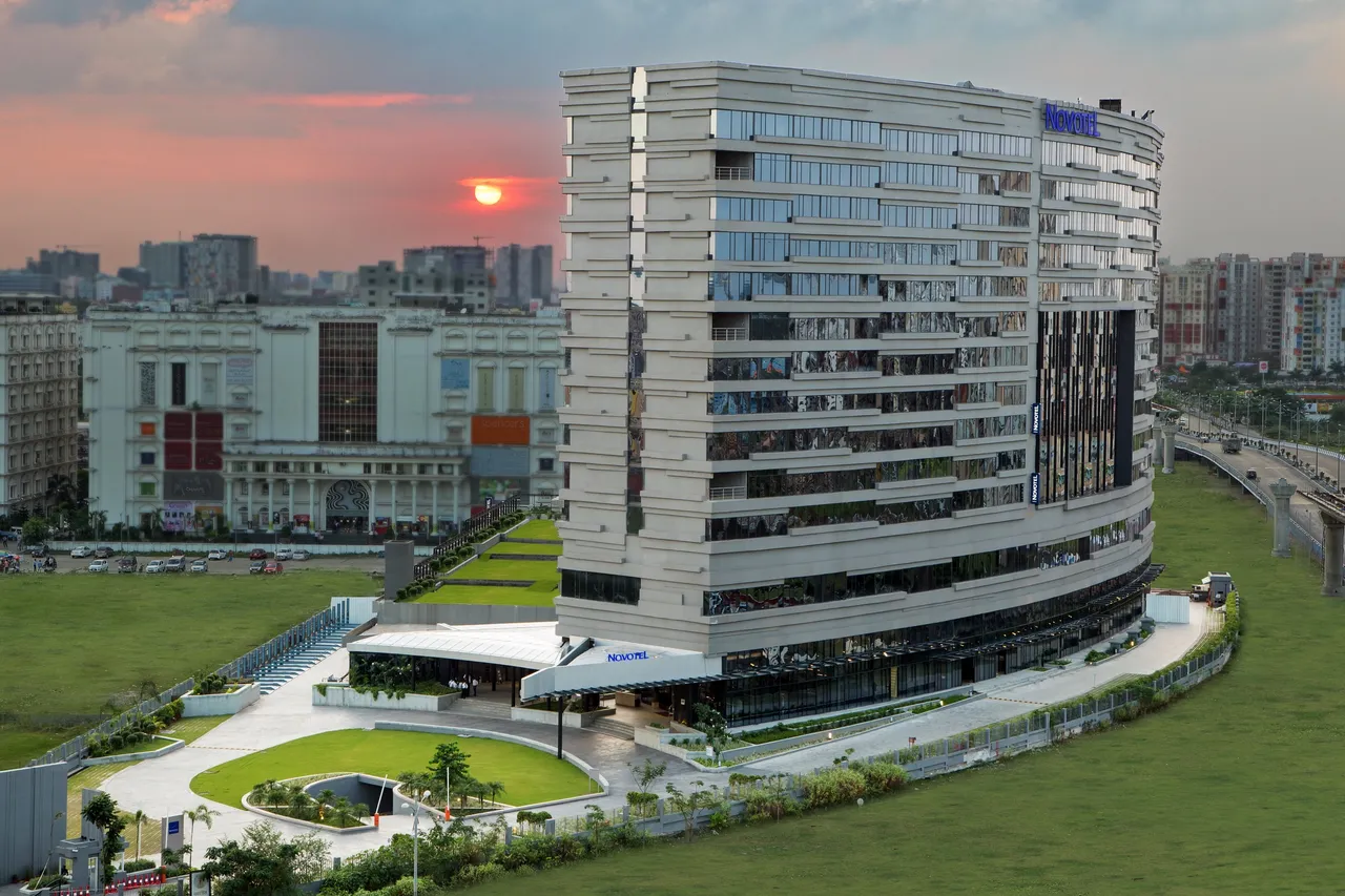 Hotel Facade Day (1)