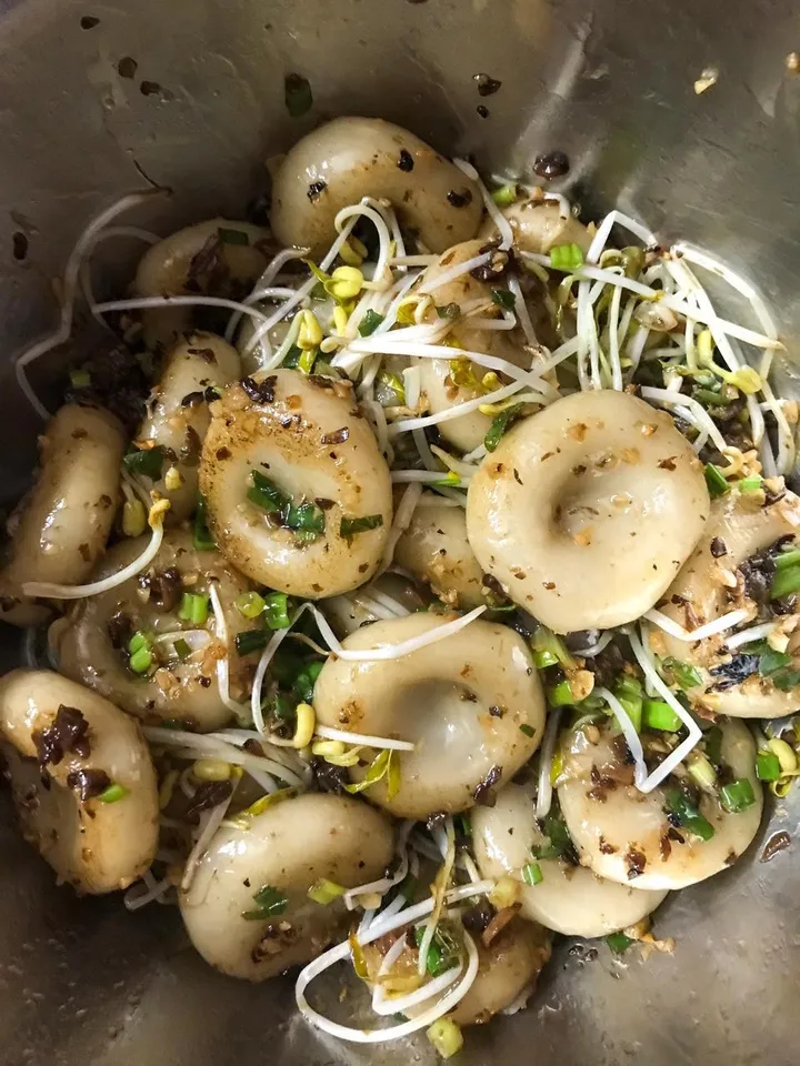 Yam ‘Abacus Seeds’ with garlic and chives