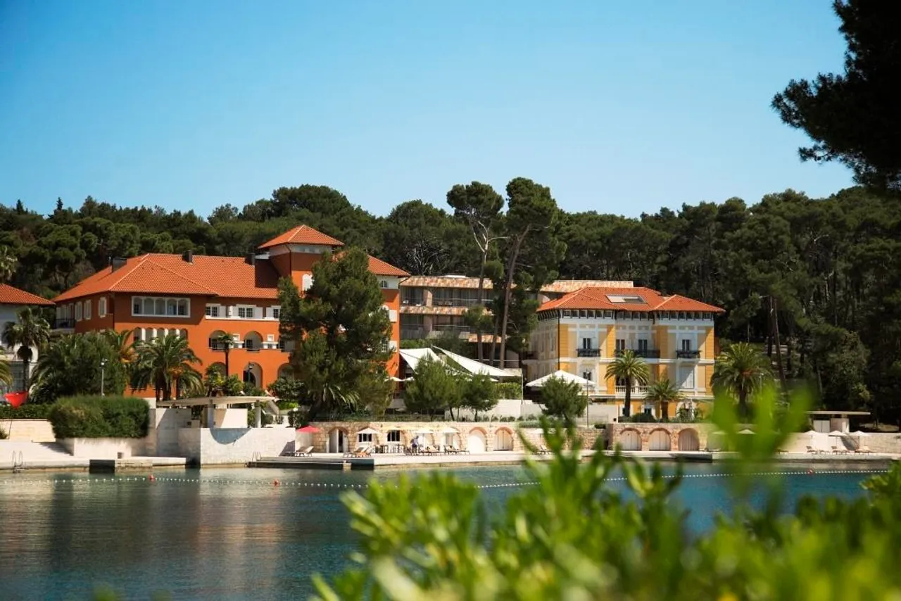 Exterior_IMG_9413_rt