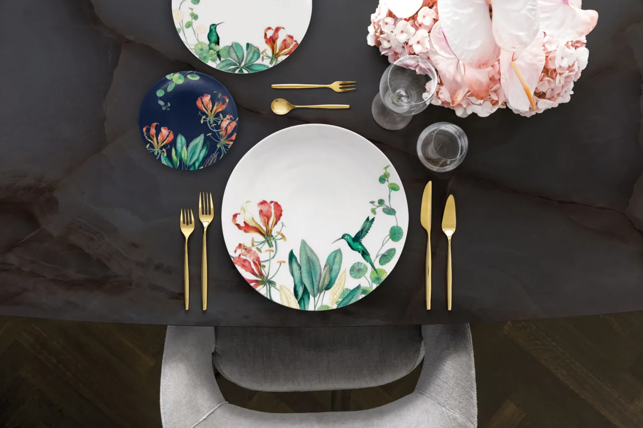 “Esprit d’aventure” for exclusive fine dining – Avarua: A blossoming paradise on fine porcelain