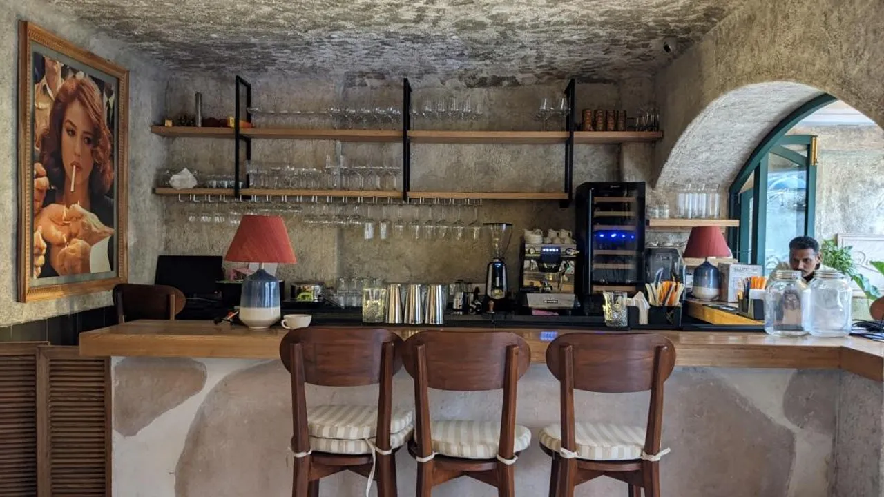 Embracing Experiences at Que Sera Sera : Andheri's New Conversational Bar with a Traditional Eatery !