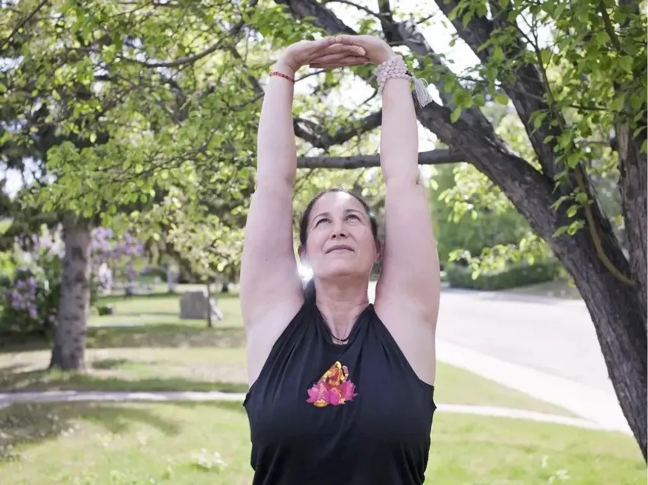 Desk Yoga Poses: এই যোগব্যায়াম করলে অফিসে ঘুম আসবে না