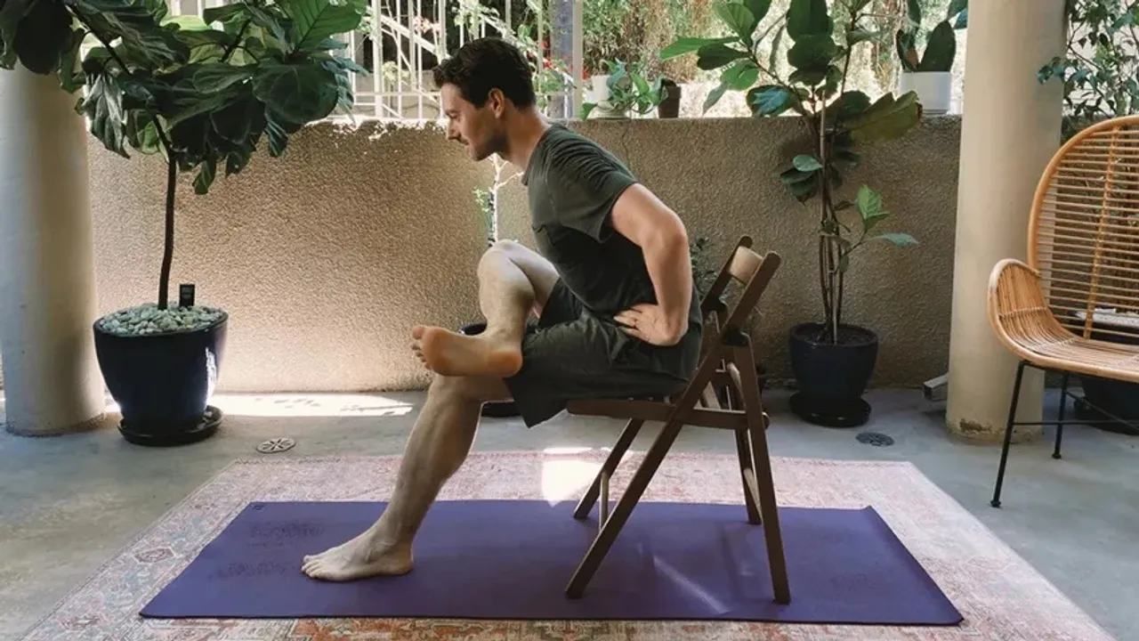Desk Yoga Poses: এই যোগব্যায়াম করলে অফিসে ঘুম আসবে না