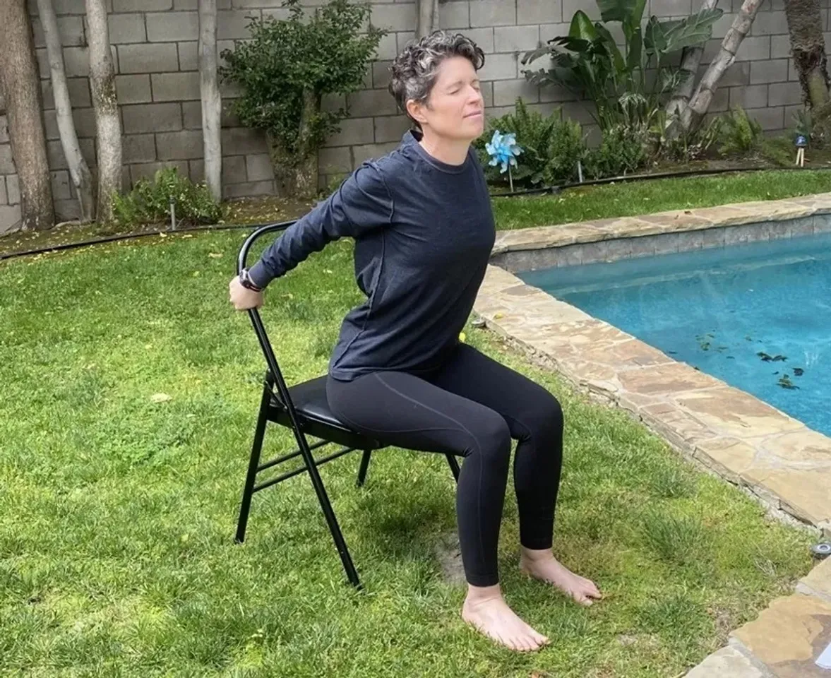 Desk Yoga Poses: এই যোগব্যায়াম করলে অফিসে ঘুম আসবে না