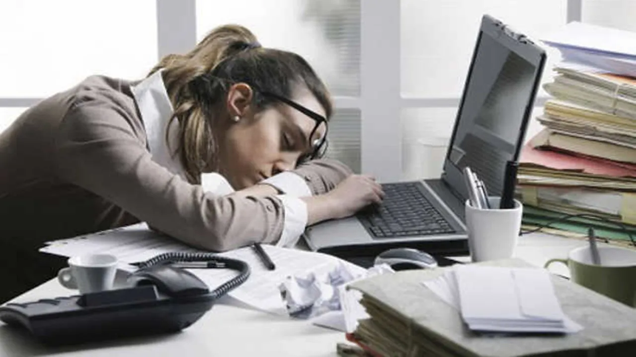 Desk Yoga Poses: এই যোগব্যায়াম করলে অফিসে ঘুম আসবে না