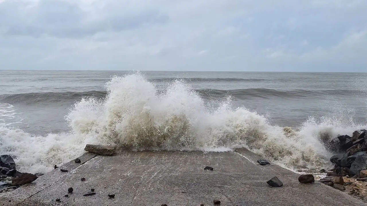 Cyclone Dana: পূর্ব মেদিনীপুরের দিঘা, মন্দারমণি, তাজপুর, হলদিয়া-সহ পর্যটন কেন্দ্রে সর্তকতা জারি করা হয়েছে