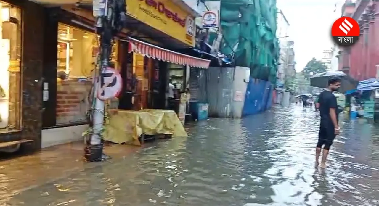 Kolkata Cyclone Dana Effect: ঘূর্ণিঝড় দানার দাপটে ব্যাপক বৃষ্টি কলকাতায়, জলমগ্ন শহর