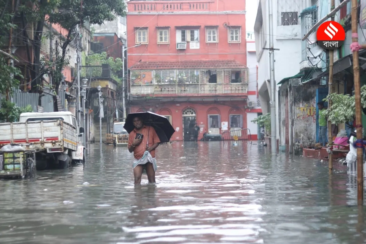 Kolkata Cyclone Dana Effect: ঘূর্ণিঝড় দানার দাপটে ব্যাপক বৃষ্টি কলকাতায়, জলমগ্ন শহর