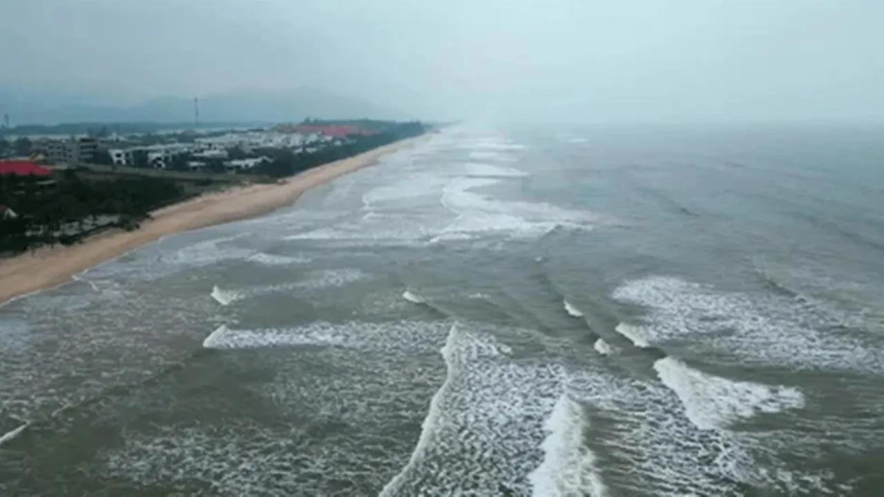 dana cyclone live, cyclone tracker dana, dana update cyclone, dana cyclone update, dana cyclone tracker live, cyclone dana tracker live, cyclone dana live update, dana cyclone update today live, kolkata cyclone dana, kolkata cyclone, cyclone dana landfall, cyclone dana news, Purba Medinipur, Mandarmani, ঘূর্ণিঝড় দানা, পূর্ব মেদিনীপুর, মন্দারমণি