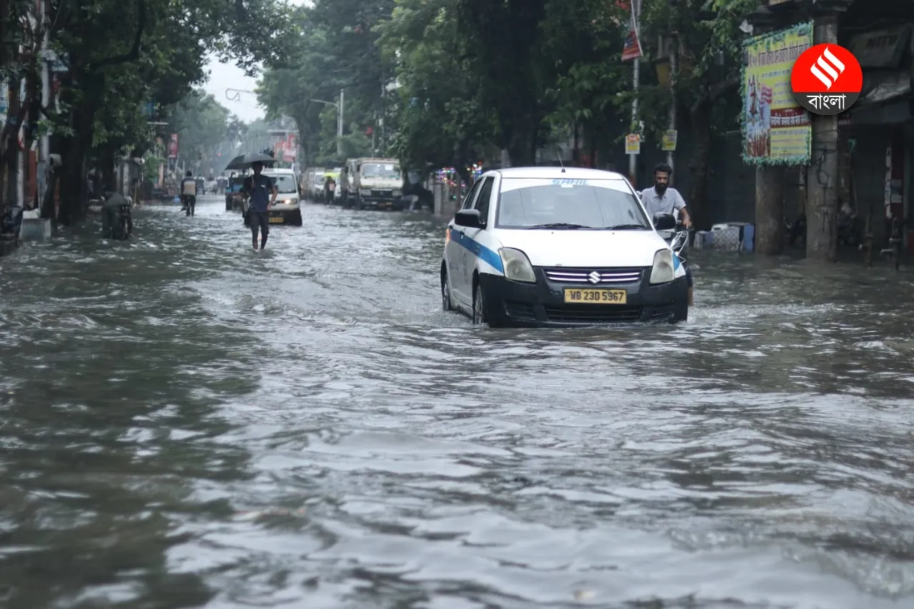 Kolkata Cyclone Dana Effect: ঘূর্ণিঝড় দানার দাপটে ব্যাপক বৃষ্টি কলকাতায়, জলমগ্ন শহর