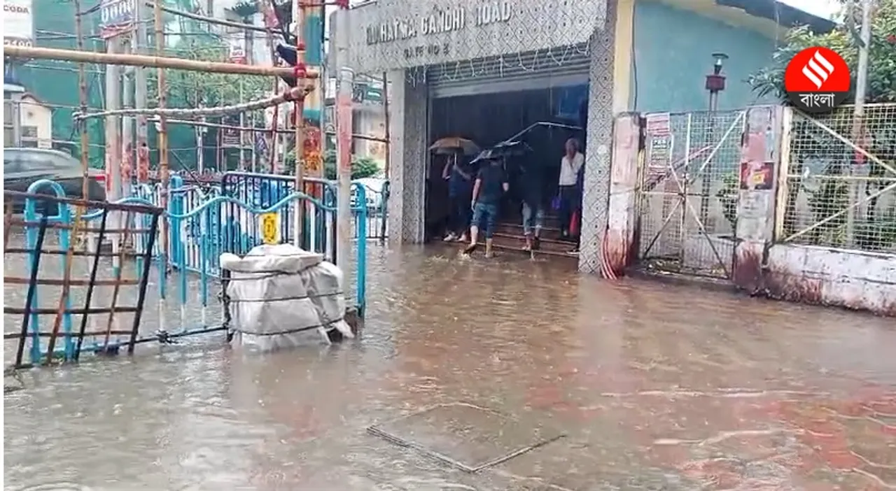 Kolkata Cyclone Dana Effect: ঘূর্ণিঝড় দানার দাপটে ব্যাপক বৃষ্টি কলকাতায়, জলমগ্ন শহর