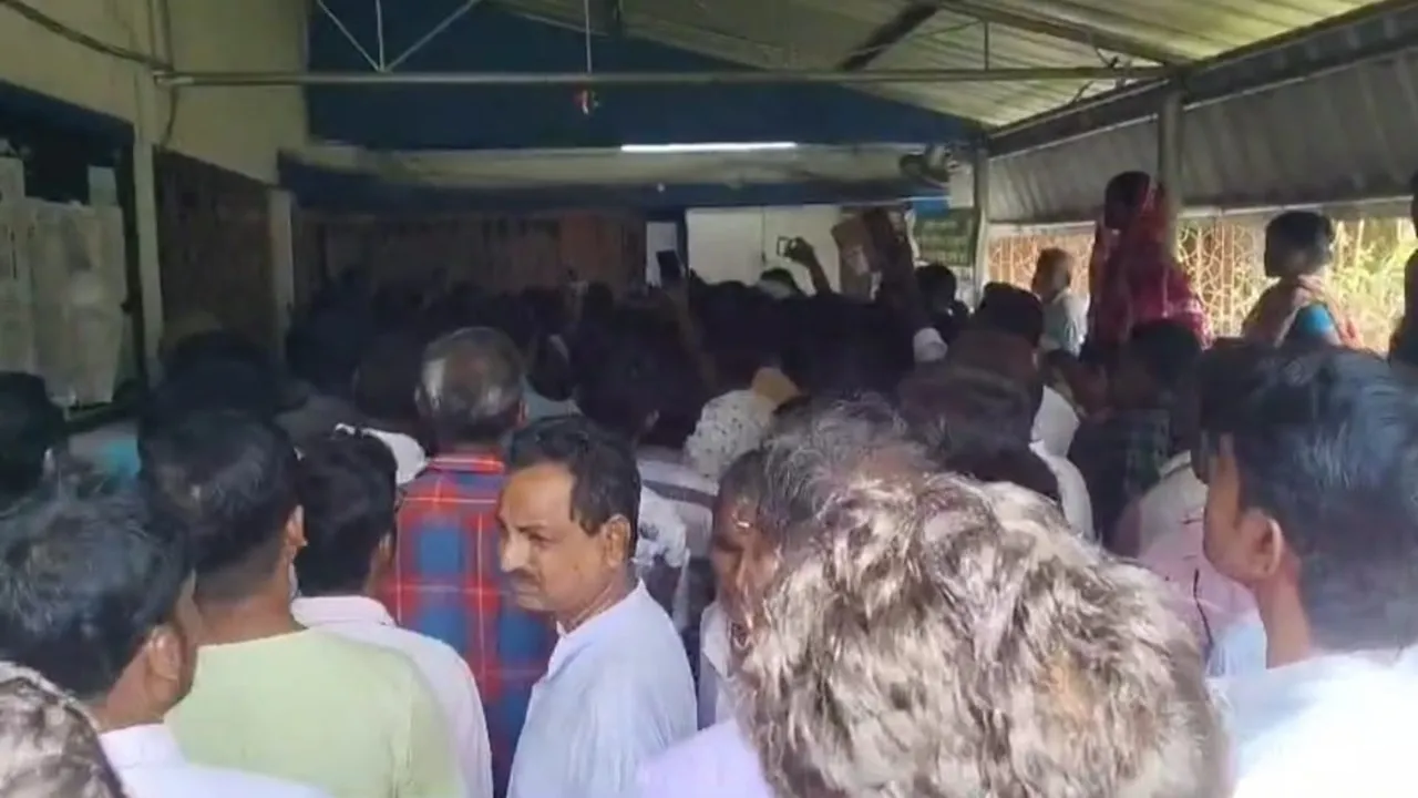 Bangla Awas Yojana, বাংলা আবাস যোজনা, বিক্ষোভ,protest