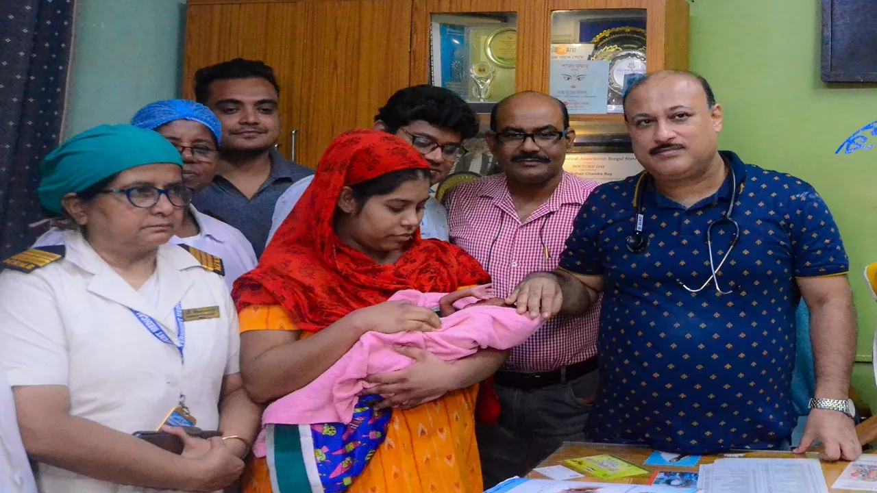 Children's Day 2024: বারাসত হাসপাতালের সুপার-সহ নার্সরা