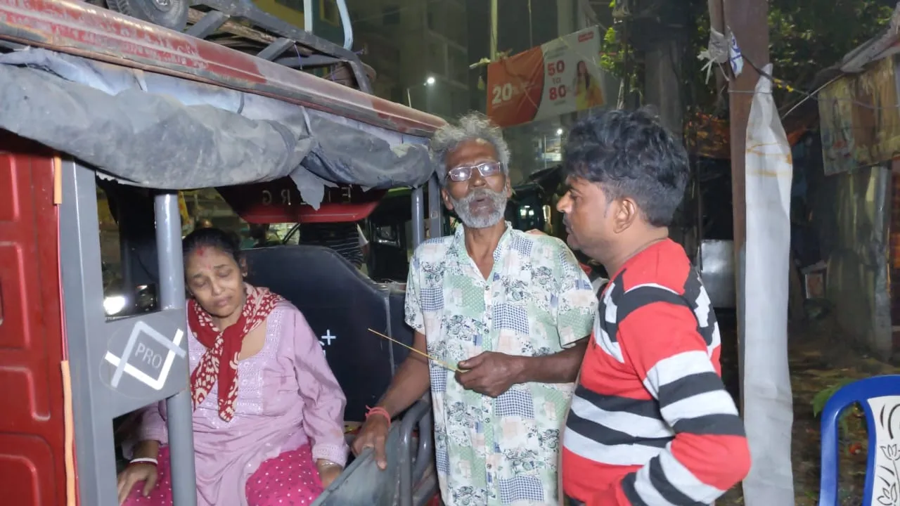 Dankuni Incident: অ্যাম্বুলেন্স ভাড়া করার পয়সা নেই, অসুস্থ স্ত্রীকে নিজের টোটোয় চাপিয়ে কলকাতার হাসপাতালে রওনা প্রৌঢ়ের!