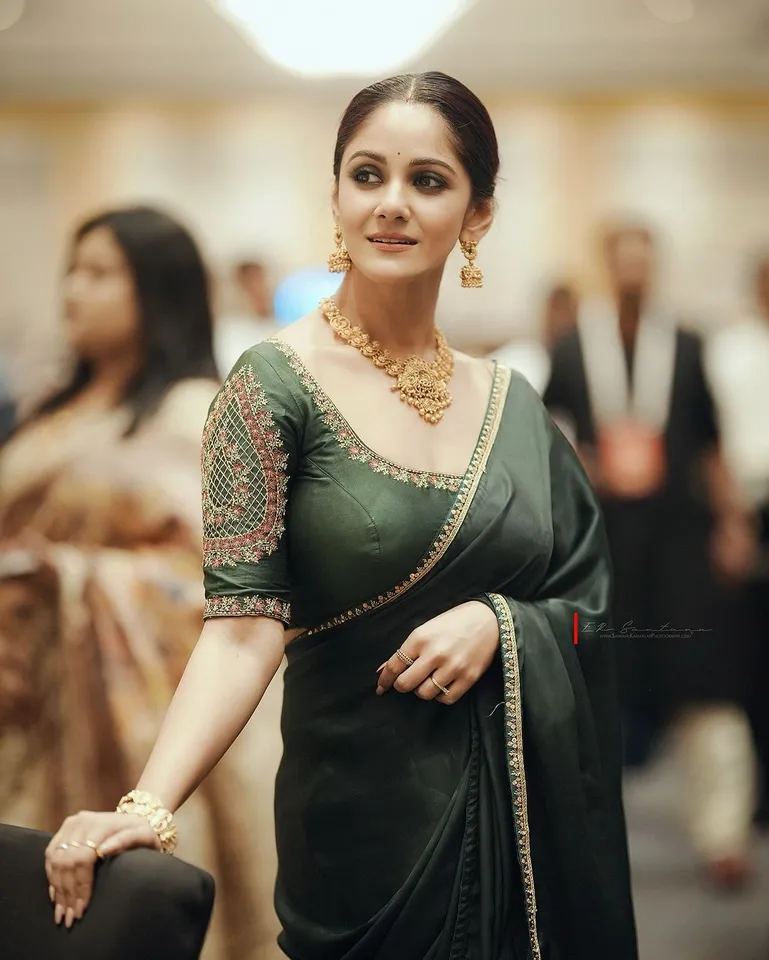 নীল মনোকিনিতে জলকেলি,তৃণার