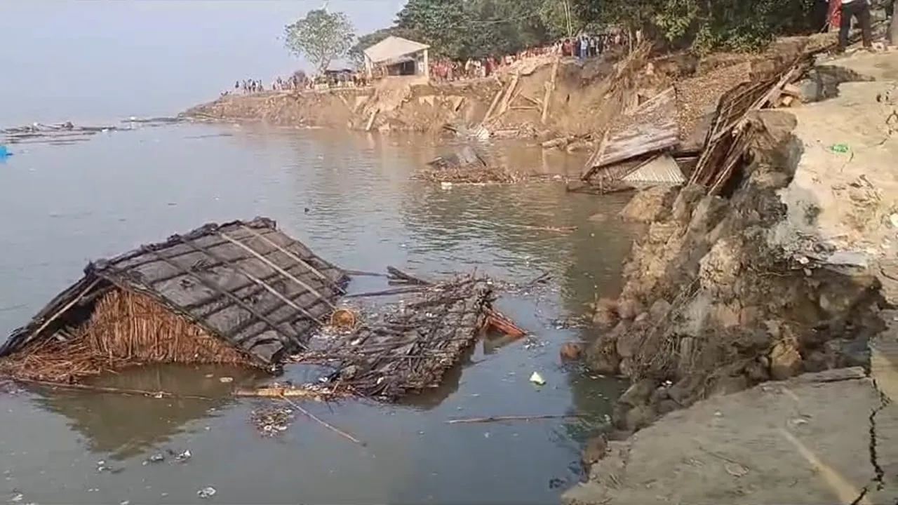 Erosion of river Ganges has taken dangerous shape at Manikchak in Malda: মালদহ মানিকচক নদী ভাঙন