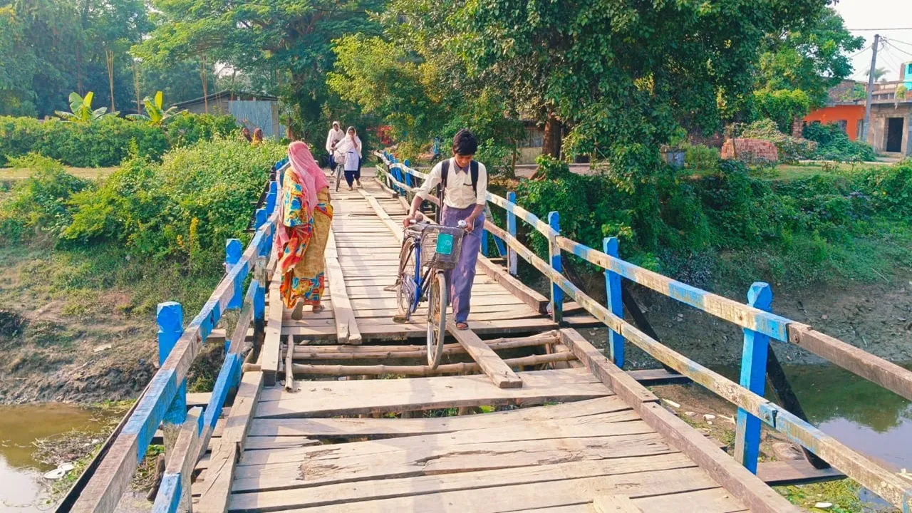 Local residents demand repair of dilapidated wooden bridge: কাঠের সেতু বারুইপুর