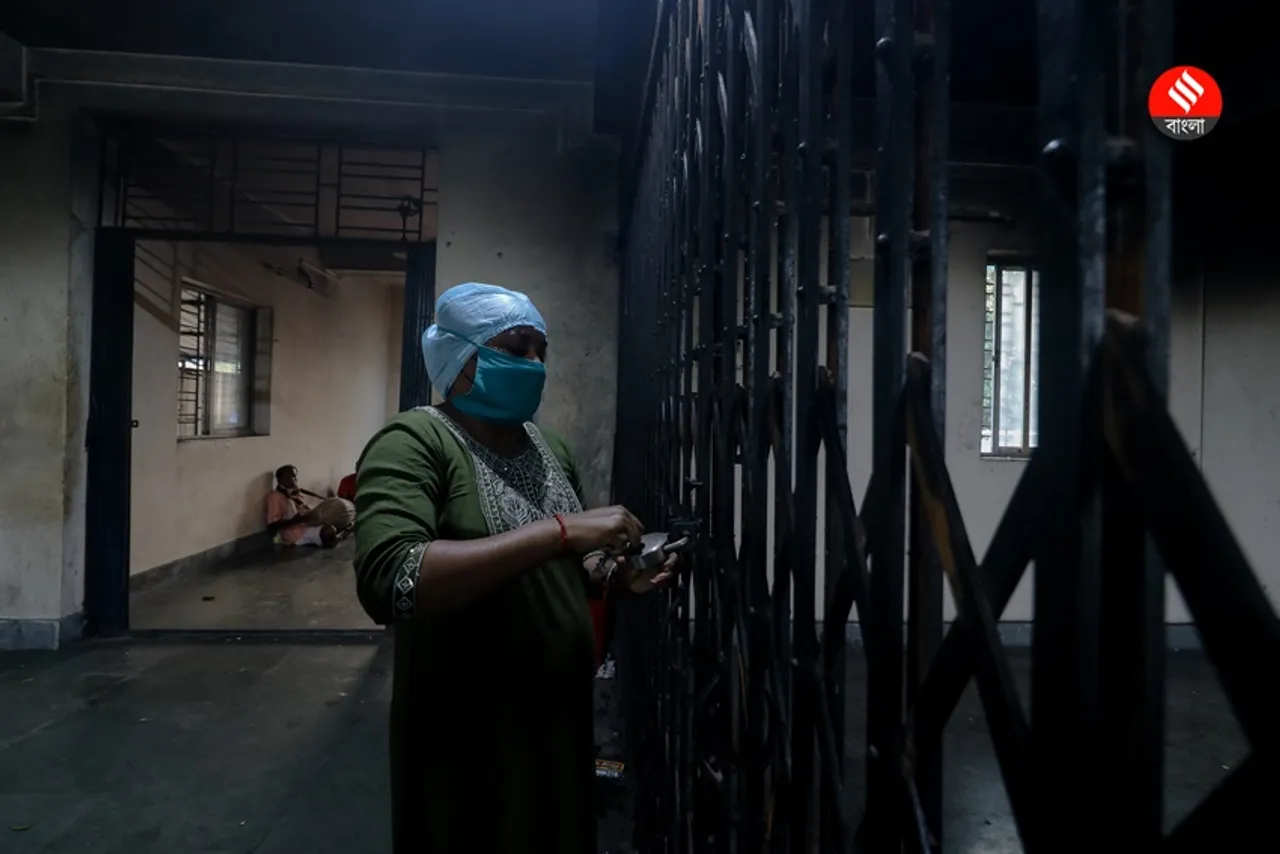 Female Dom: বারুইপুরের পঞ্চায়েত এলাকা পুরন্দরপুর মহাশ্মশানের দায়িত্ব সামলে আসছেন টুম্পা দাস