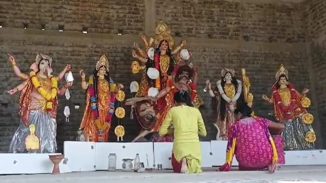 Durga idol was not abandoned due to fear of temple demolition: মন্দির ভাঙার ভয়ে দুর্গা প্রতিমার বিসর্জনই 