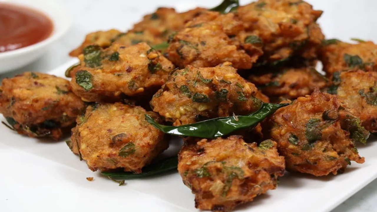 Moong Dal Pakoda Recipe: বাড়িতেই চটপট বানিয়ে ফেলুন মুগ ডালের পকোড়া