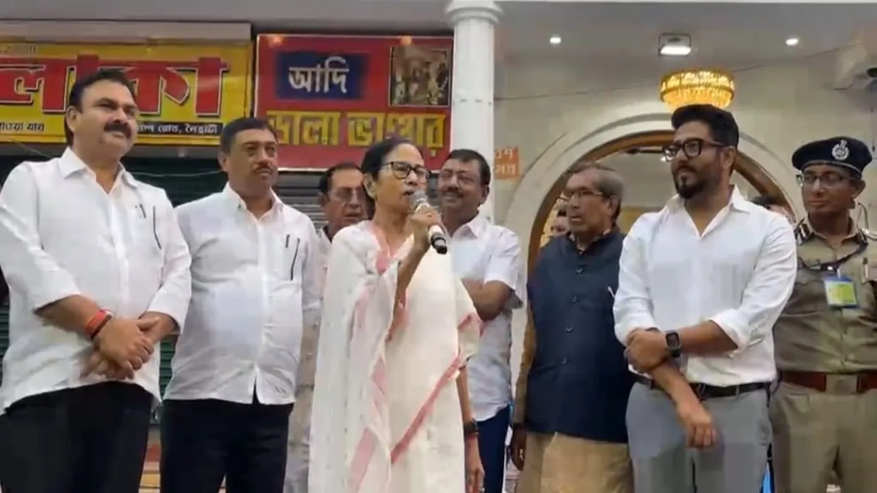 Chief Minister Mamata Banerjee at the Boroma temple in Naihati, মমতা বন্দ্যোপাধ্যায়, নৈহাটি, বড়মা মন্দির
