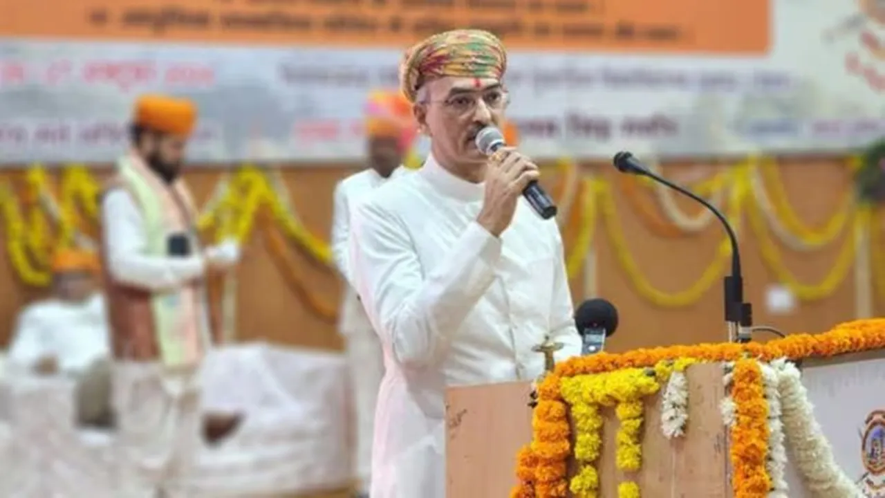 Vishvaraj Singh Mewar: বাধা পেয়ে বিধায়ক এবং তাঁর অনুগামীরা বাইরে থেকে রাজপ্রাসাদে পাথর ছোড়েন