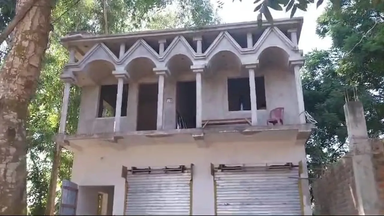 Awas Yojana Malda: আবাস যোজনায় রেশন ডিলারের নাম ওঠায় শোড়গোল পড়ে গিয়েছে মালদার হরিশ্চন্দ্রপুরে