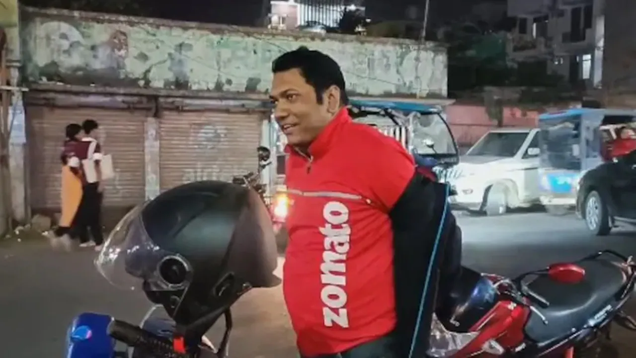 bihar government teacher amit kumar working as a zomato food delivery boy