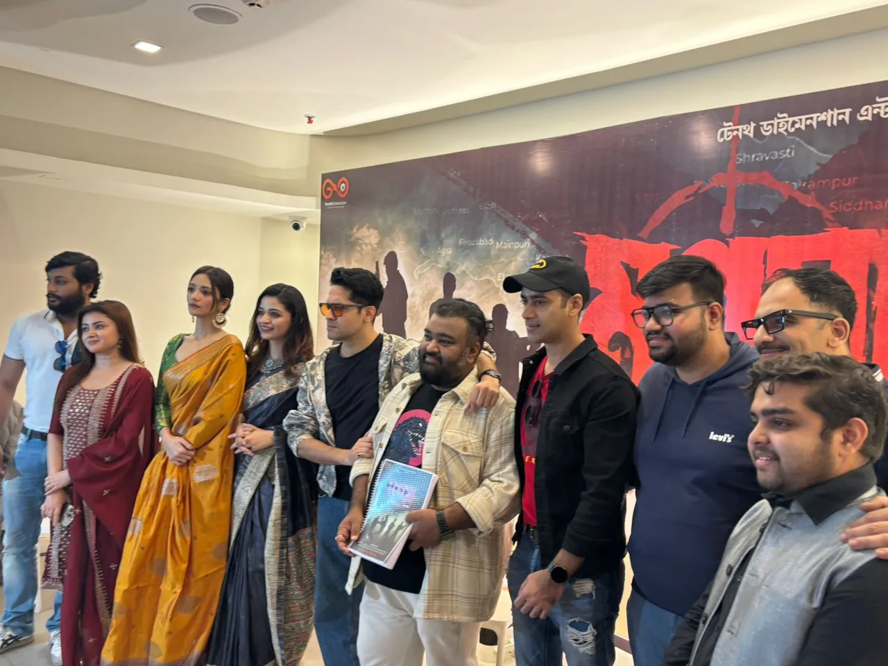 টিম মৃগয়া দ্য হন্ট  এক ঝলকে দেখে নেওয়া যাক টিম মৃগয়া দ্য হন্ট। সিনেমার শুভ মহরৎ-এ ফ্রেমবন্দি কলাকুশলীরা। 