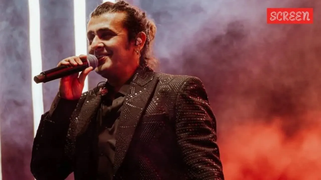 কনসার্টের মাঝে রাজনীতিবিদদের বেরিয়ে যাওয়া প্রসঙ্গে সুর চড়ালেন সোনু