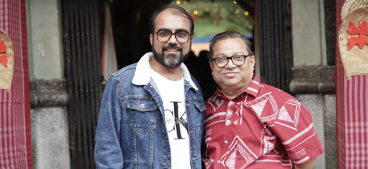 হাসি-কান্না-মজার মেলবন্ধন  '৫ নম্বর স্বপ্নময় লেন'-এ  মানসী সিনহার ছবিতে যেন ফিরে আসবে একান্নবর্তী পরিবারের গল্প। আজকের দিনে অট্টালিকার মতো ফ্ল্যাটের ভিড়ে একান্তবর্তী পরিবার একপ্রকার লুপ্তই বলা চলে। যদিও বা থাকে সেই সংখ্যা নিতান্তই কম। এইরকমই এক হাসিখুশি পরিবারে যখন অন্ধকারের কালো মেঘ নেমে আসে তখন কী ধরনের পরিস্থিতি তৈরি হয় সেই গল্পের প্রেক্ষিতেই তৈরি  '৫ নম্বর স্বপ্নময় লেন'। 