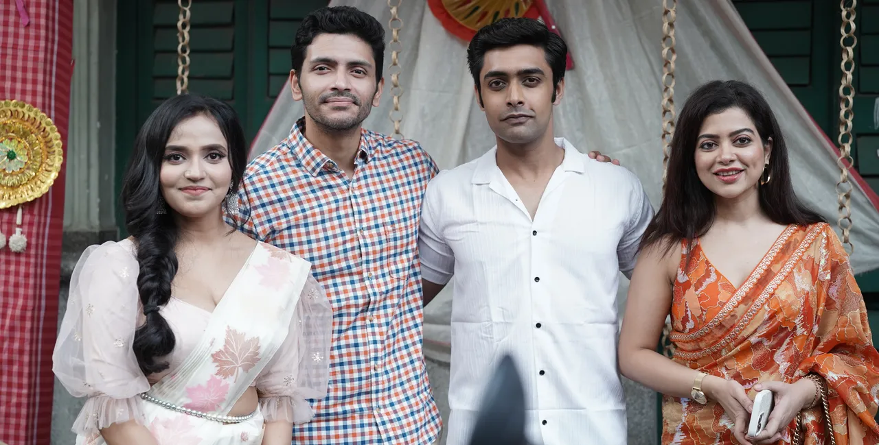 স্বপ্নভাঙার গল্প '৫ নম্বর স্বপ্নময় লেন'!  সিনেমার নামটার মধ্যেই লুকিয়ে রয়েছে স্বপ্নের কথা। কিন্তু, সেটা নতুন কোনও স্বপ্ন দেখার গল্প নয় বরং যখন স্বপ্ন ভাঙার গল্পই বলেছেন মানসী সিনহা। 