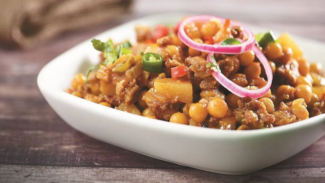Mutton Ghugni recipe: পাঁঠার মাংস দিয়ে ঘুগনি বাড়িতে সহজেই বানাতে পারবেন