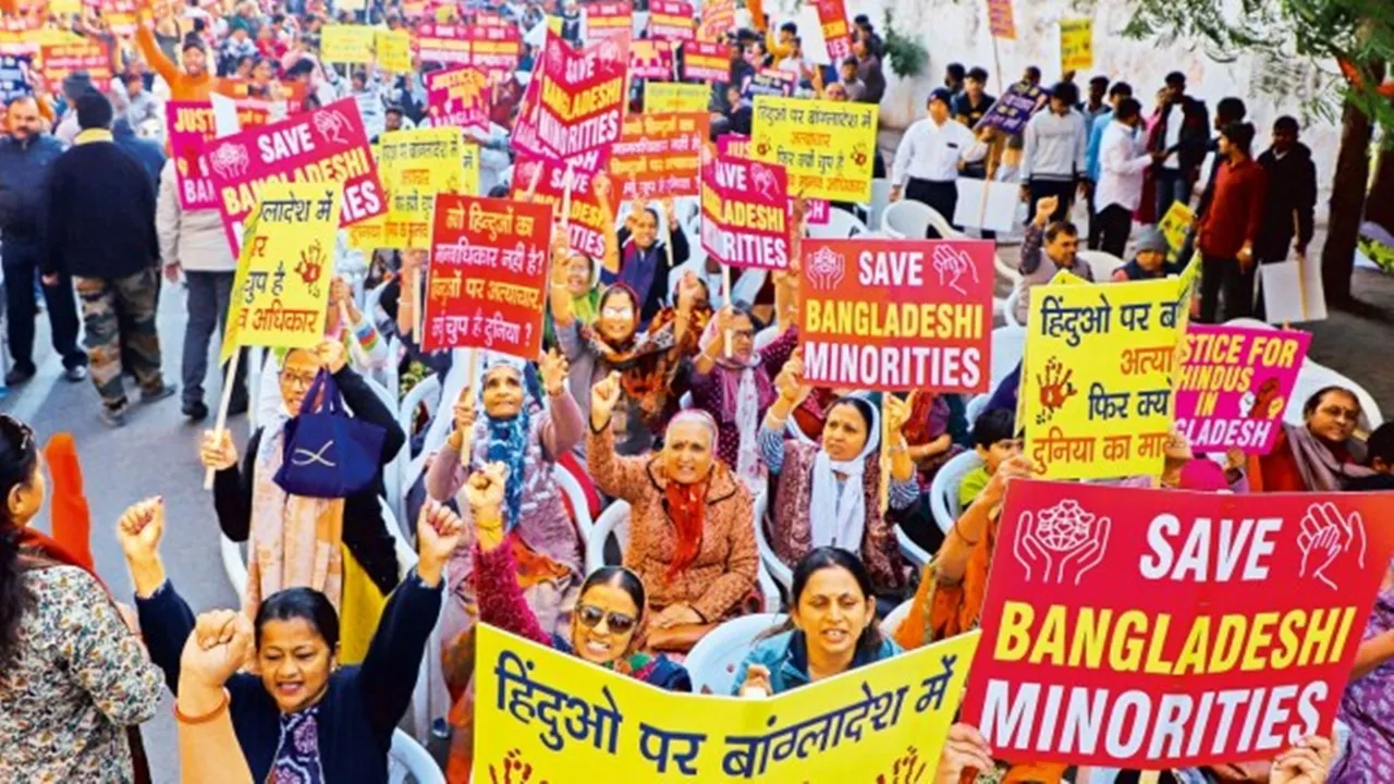 VHP on Bangladesh Hindu: হিন্দু হিত রক্ষা সমিতির সদস্যরা আহমেদাবাদে মানববন্ধন করে বাংলাদেশে হিন্দুদের উপর অত্যাচারের প্রতিবাদ করেছে