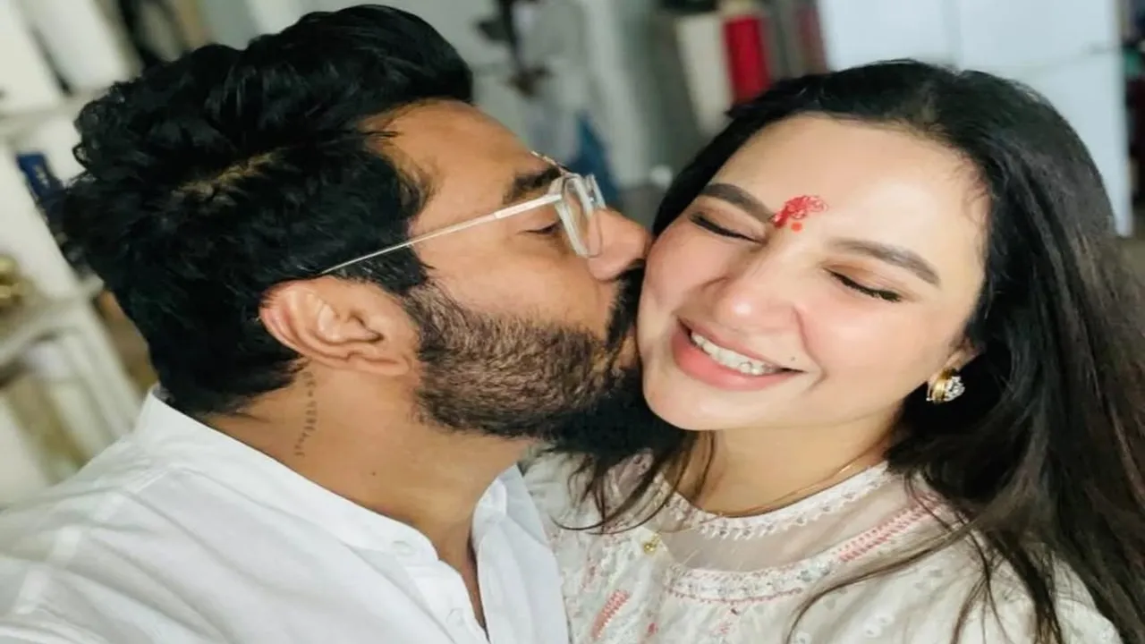 সন্তান সফল হতেই সাগর কিনারে ছুটির মেজাজে