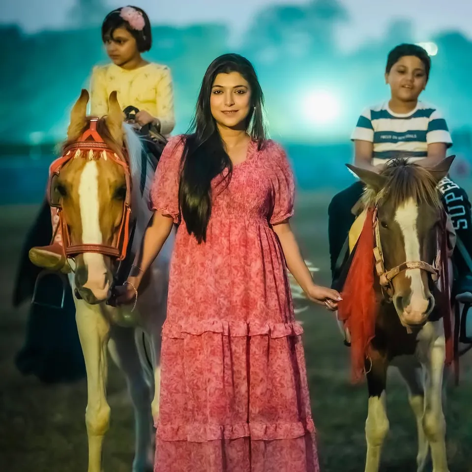 ঘোড় সওয়ার  ঘোড়ার পিঠে চড়ে সওয়ারি দুই ছেলে-মেয়ের। সামনে দাঁড়িয়ে ক্যামেরায় পোজ রিয়ার। ছবি পোস্ট করতেই লাইক-কমেন্টের ভরে গিয়েছে কমেন্ট বক্স। 