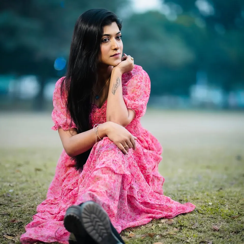 সিঙ্গল ক্লিক  দুই ছেলেমেয়েকে নিয়ে তো অনেক ছবিই তুলেছেন। তার মাঝে টুক করে একটা সিঙ্গল ছবিও ক্লিক করলেন রিয়া। পর্দায় ভিলেনের চরিত্রে অভিনয় করলেও, বাস্তবে গ্ল্যামারস রিয়া কিন্তু, একদম আলাদা। 