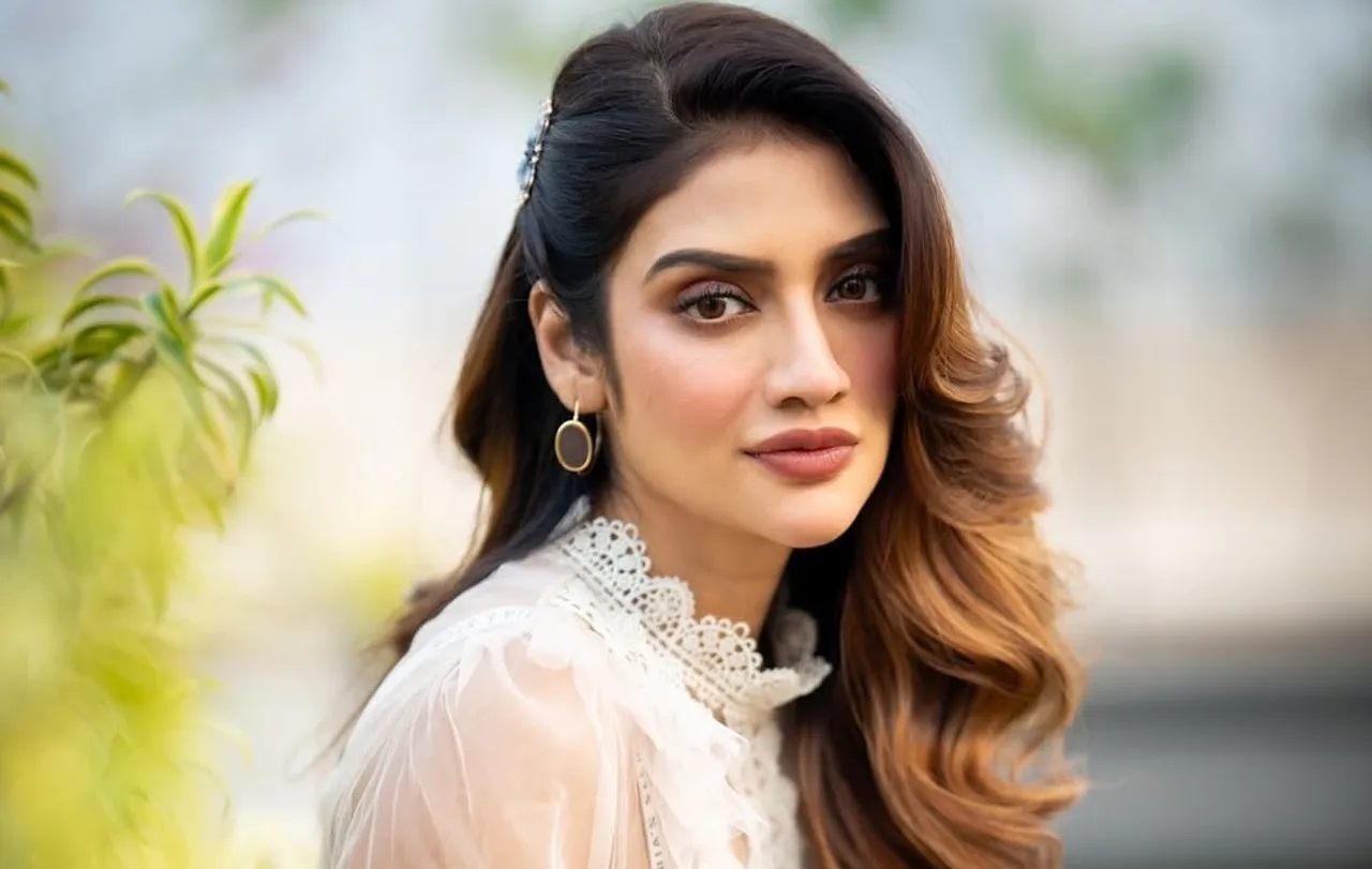 শীতের সকালে এই জিনিসটা চাই নুসরতের