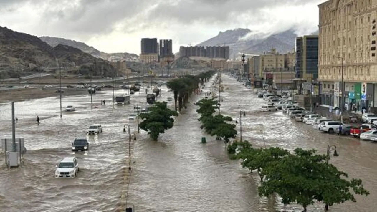 Floods in Saudi Arabia: টানা বৃষ্টিতে সৌদির অনেক শহর জলমগ্ন