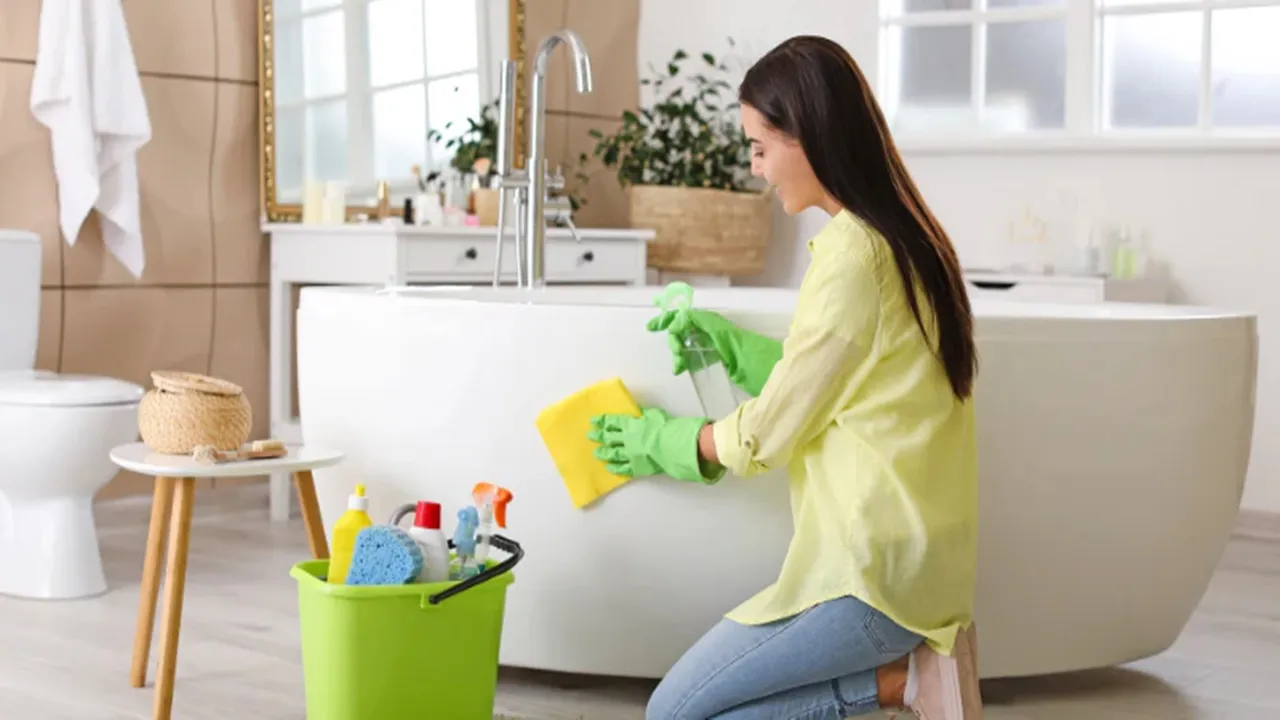 Easy Bathroom Cleaning Tips: আপনার সপ্তাহে অন্তত একবার আপনার বাথরুম পরিষ্কার করা উচিত