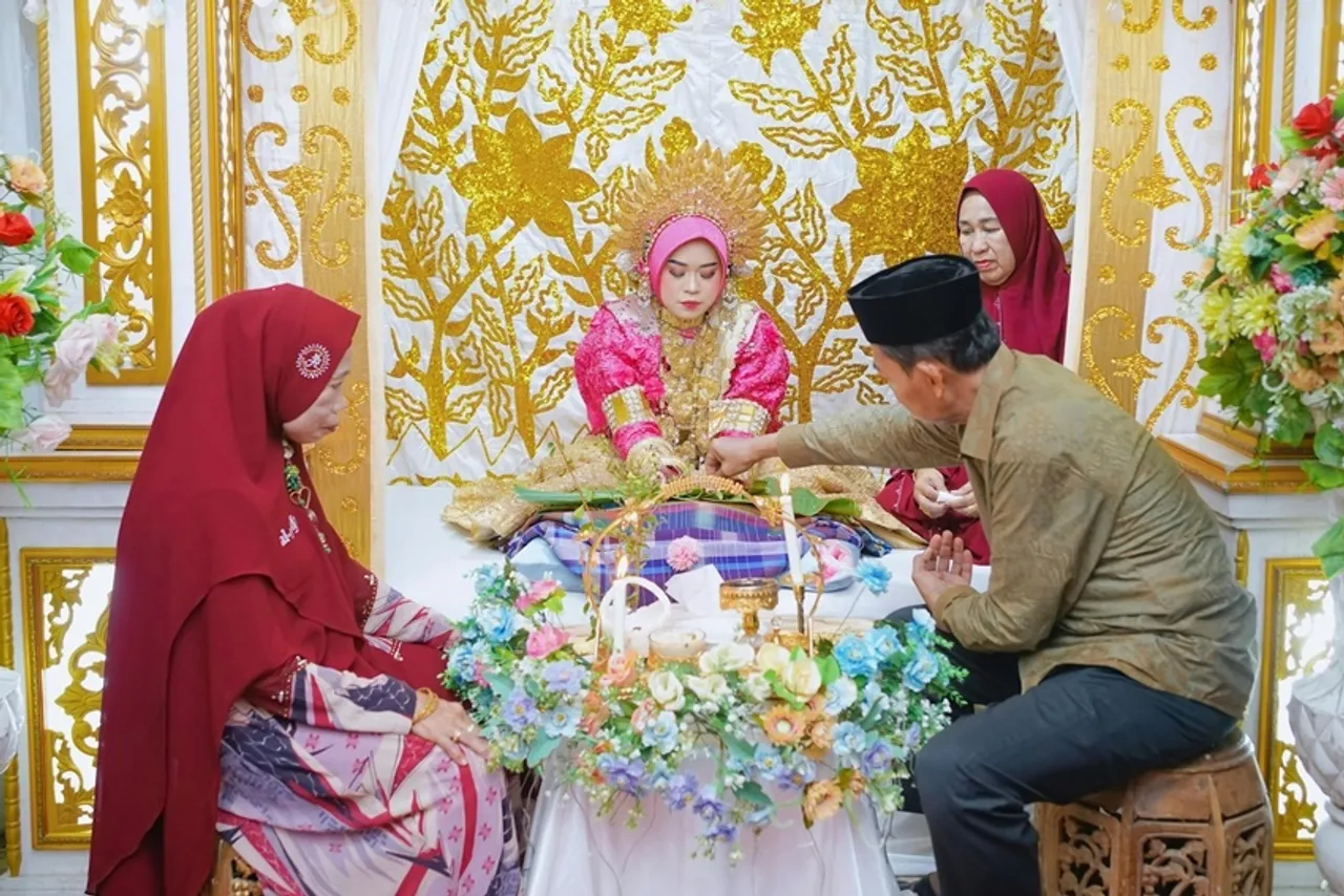 Unusual Marriage Traditions: ইন্দোনেশিয়ায় বিবাহিত দম্পতিদের জন্য আজব রীতি