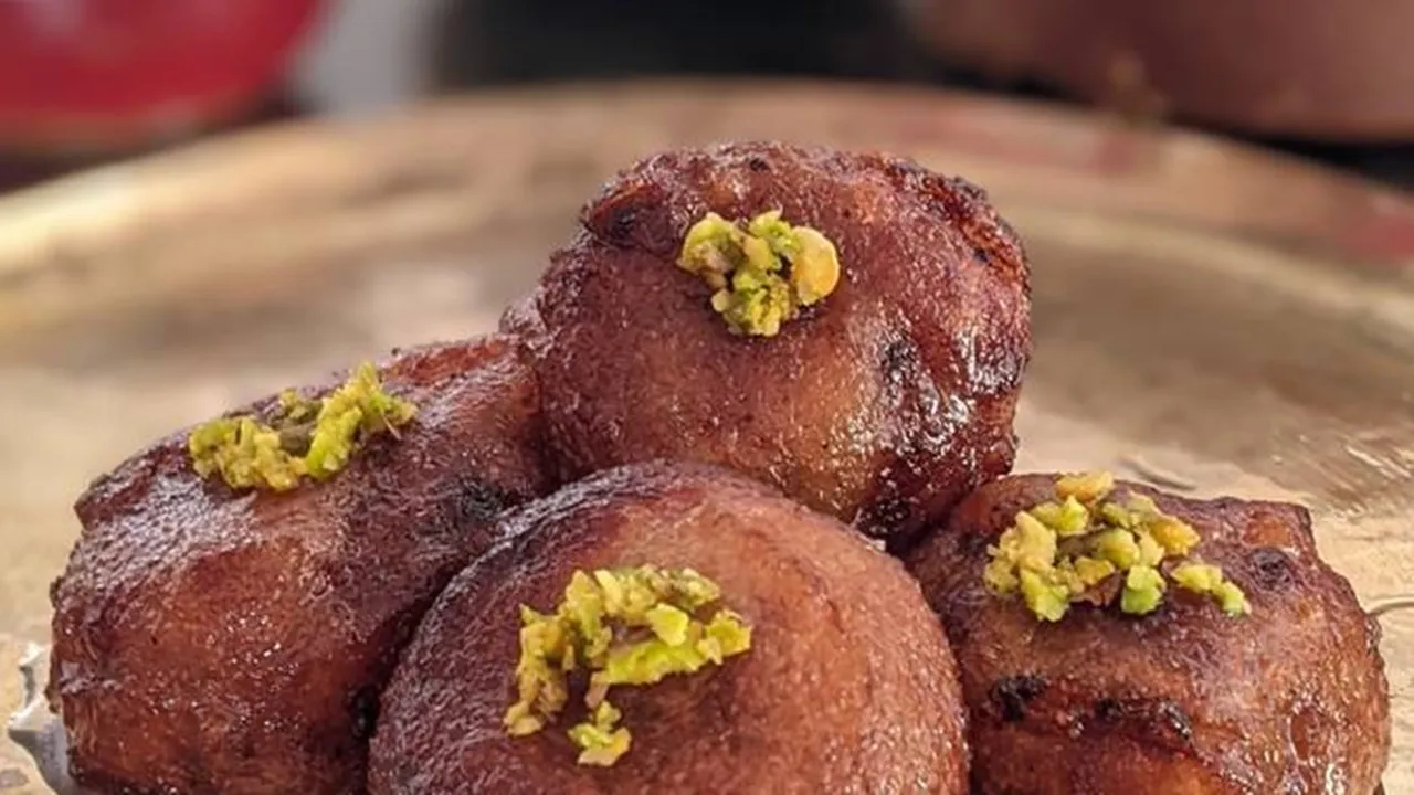 Gokul Pithe Recipe: বাড়িতে সহজেই বানিয়ে ফেলুন গোকুল পিঠে