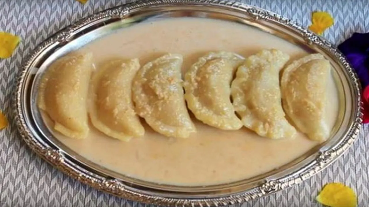 Puli Pithe Recipe: পুলি পিঠে বা দুধ পুলি বানানো খুব সহজ, খেতেও দারুণ